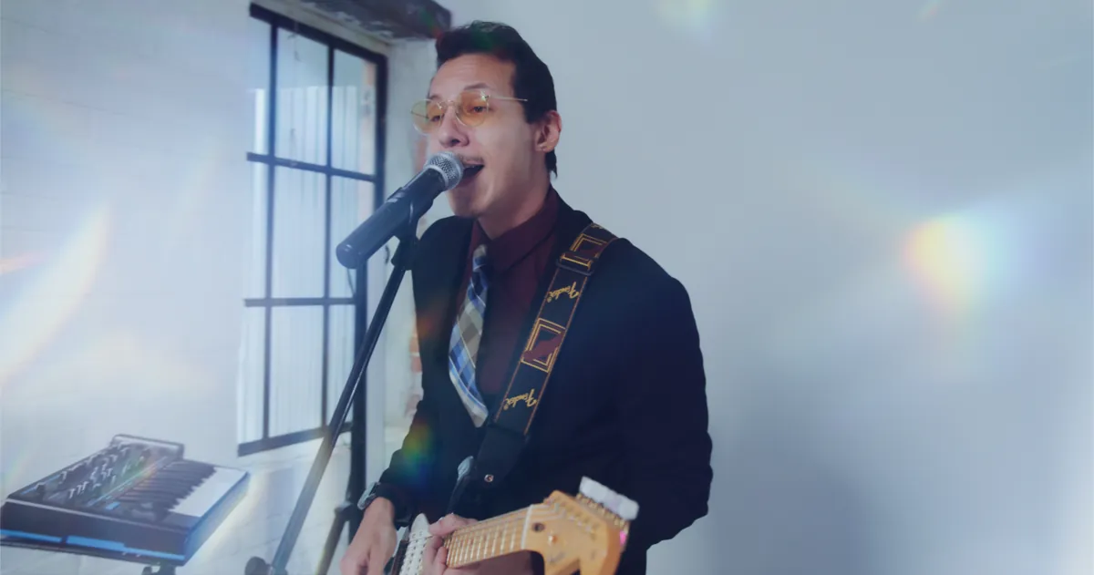 Tiny Pockets guitarist singing