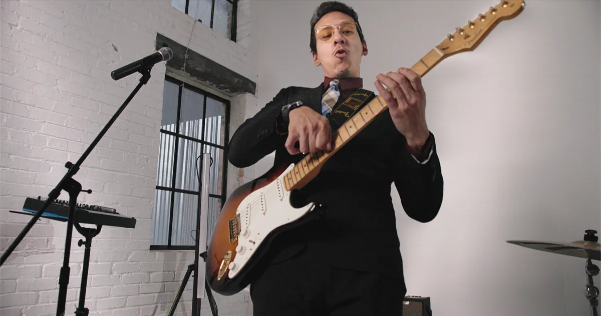 Tiny Pockets guitarist rocking